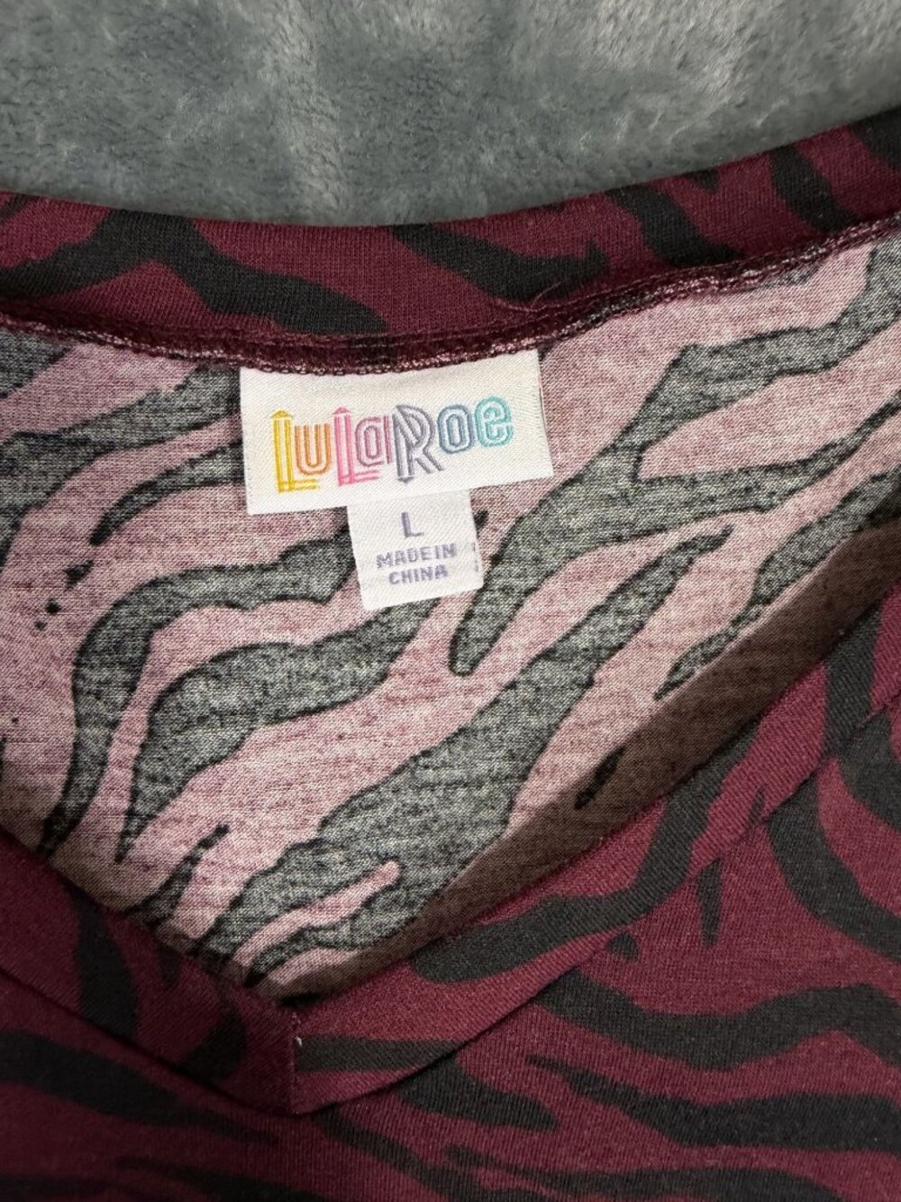 LuLaRoe Burgundy & Black Zebra Print High-Low V-Neck Tunic Top Womens Size L - Picture 6 of 10